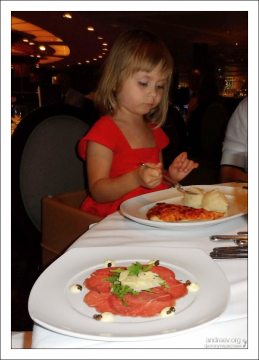 Саша за столом во время формального ужина.