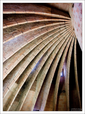 Характерное для стиля Гауди отсутствие прямых линий. Дом Мила.