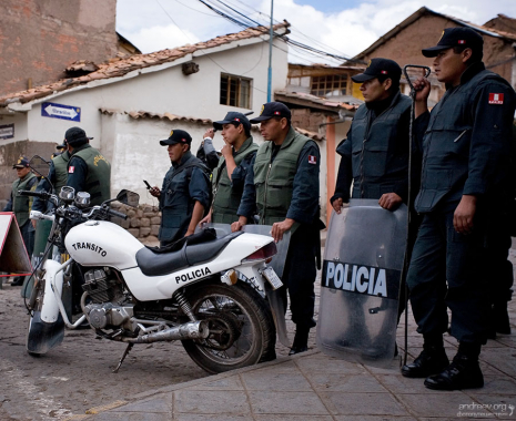 За кадром девушка идет :)