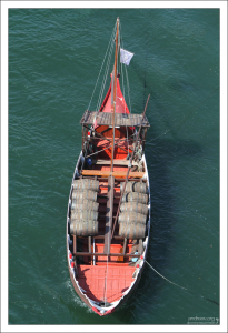 Антуражные бочки с портвейном.