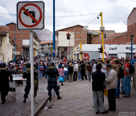 Налево поворота нет. Народ вышел на улицы, движение полностью перекрыто.