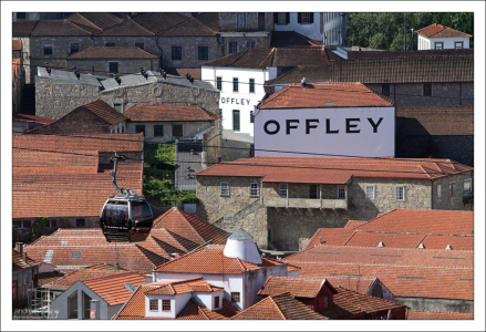 Канатная дорога через портвейновый район в Вила-Нова-ди-Гая.