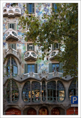 Дом Бальо (Casa Batlló), известный как "Дом костей".