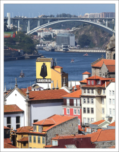 Выход в Атлантический океан сразу за мостом Аррабида.