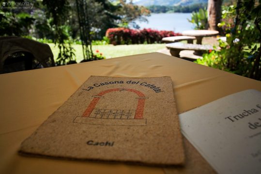 Меню ресторана на берегу озера Cachi.