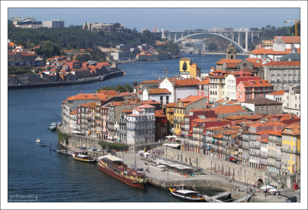 Река Дору и район Рибейра с высоты обзорной площадки в Вила-Нова-де-Гайа.