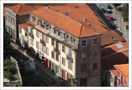 Разноцветный и очень узкий дом.