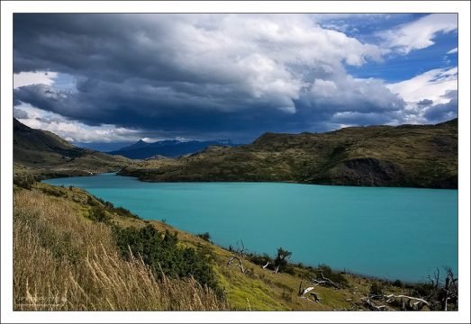 "Пехое" Озеро Pehoe расположено высоко в горах национального парка Torres del Paine. Необычный цвет воде придают растаявшие айсберги с ближайшего ледника Grey icefield. Наиболее насыщенный цвет озеро приобретает в пасмурную погоду.