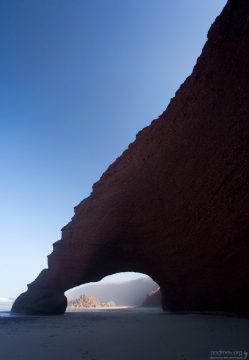 Красноватая поверхность арок очень шершавая, и довольно легко осыпается при прикосновении.