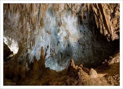 Многочисленные ниши в стенах пещеры.
