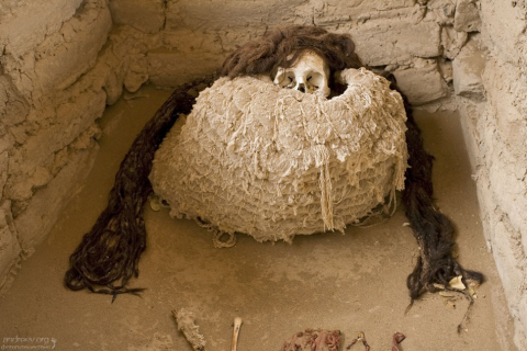Мумия с волосами на кладбище Chauchilla Cemetery.