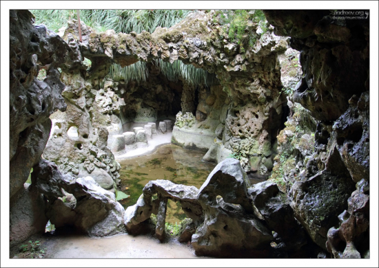 Грот при озере Lake of the Waterfall. Кинта да Регалейра.