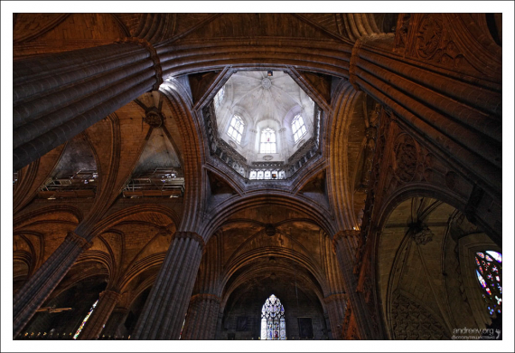 Собор Святого Креста построен в готическом стиле с элементами неоготики.