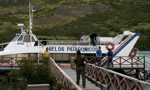 Паром через озеро Pehoe.