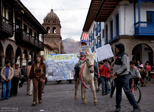 Надписи на транспарантах “Новая сила” и “Правительство бессильно”.