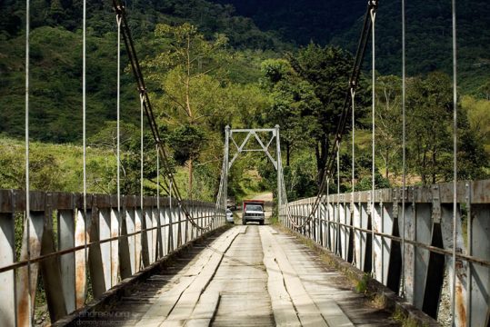 Однополосный мост через реку в национальном парке Tapanti NP.