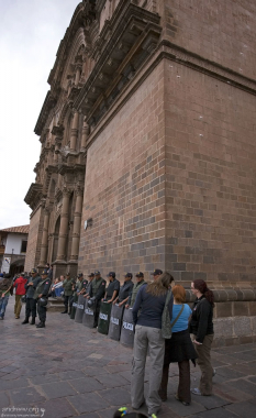 Девочки и полиция.