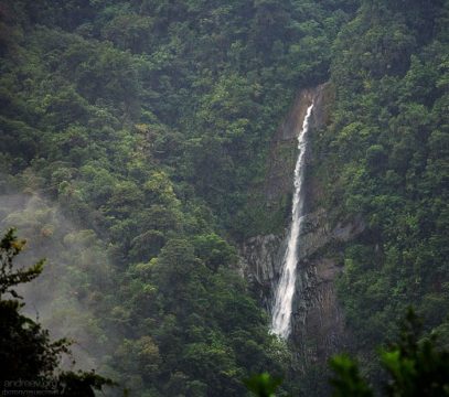Водопад высоко в горах в национальном парке Tapanti NP.