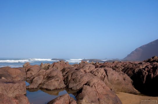 Каменистая часть пляжа Legzira beach.