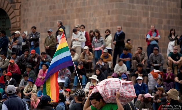 Разноцветный радужный флаг в нашем мире ассоциируется с флагом гомосексуалистов (gay pride). В мире индейцев - это флаг Инков.