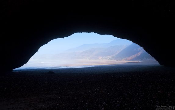 Пролет одной из арок на пляже Legzira beach достигает 30 метров.
