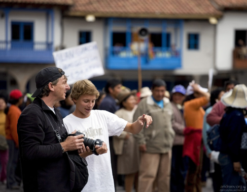 Туристы активно фотографируют демонстрантов.