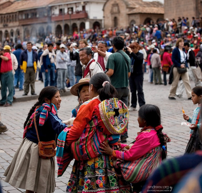 Местные женщины что-то не поделили. В котомках у них маленькие альпаки.