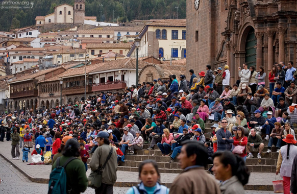 Запертые в городе туристы. Все въезды/выезды перекрыты.