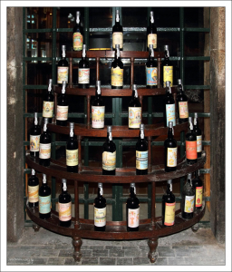 Пирамида из бутылок с портвейном на складе компании "Ferreira". Вила-Нова-де-Гайа.