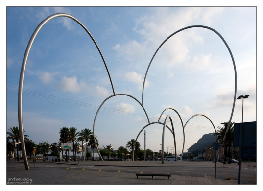 Скульптурная группа "Ones..." или "Waves" ("Волны") на набережной.