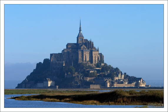Во Франции Mont St. Michel уступает по популярности только Эйфелевой башне и Версалю.
