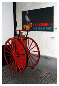 Огромный передвижной огнетушитель на складах компании "Ferreira". Вила-Нова-де-Гайа.