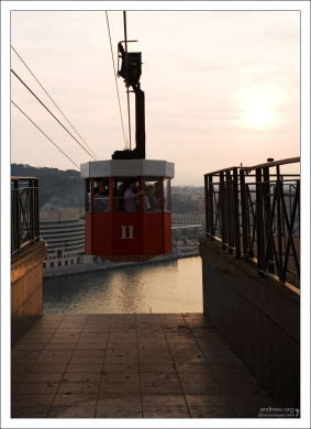 Одна из двух гондол канатной дороги Barcelona Teleferic.