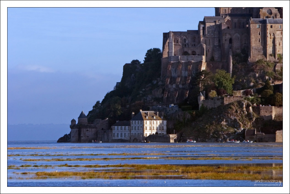Бухта вокруг скалы Mont St. Michel.