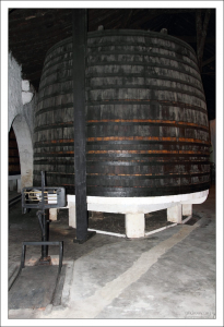 Одна из 550-литровых дубовых бочек, где портвейн выдерживается 2-3 года. Вила-Нова-де-Гайа.