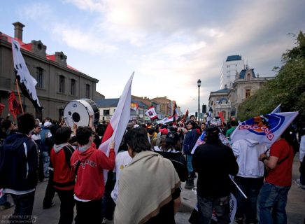 Молодые футбольные фанаты на улицах города.