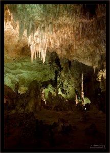 Удачно подсвеченный сталактит "Люстра" и "Тотем" на заднем плане.