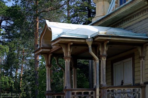 Не полностью отреставрированное крыльцо Вознесенской часовни.