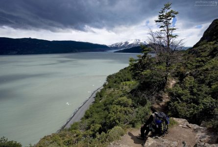 Привал на тропе над озером Grey.