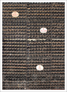 Cтаринные бутылки с портвейном, покрытые толстым слоем пыли. Компания "Ferreira". Вила-Нова-де-Гайа.