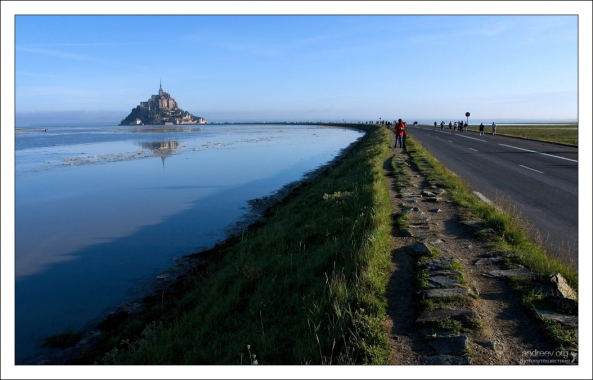 Дамба, ведущая к аббатству.