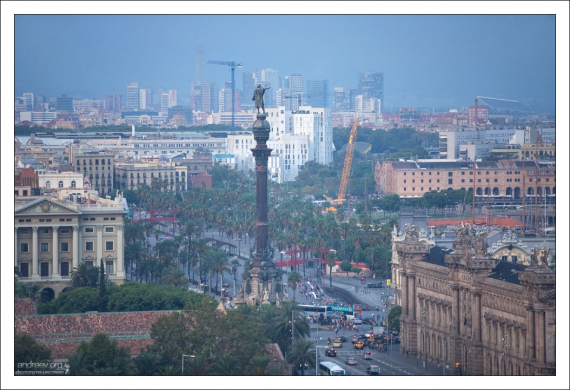 Площадь Врата Мира со статуей Колумба.