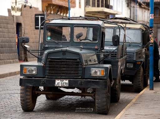 В городе появились полицейские грузовики.