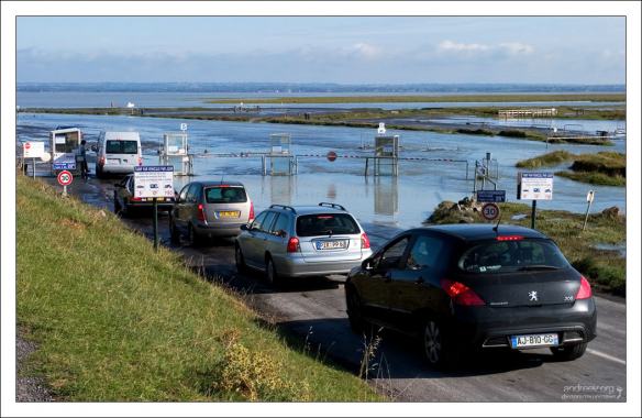 Ближайшая к скале платная парковка, регулярно затапливаемая водой во время приливов.