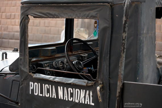 Кабина полицейского грузовика.