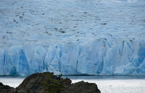 Люди на фоне ледника, размером с микробиков.