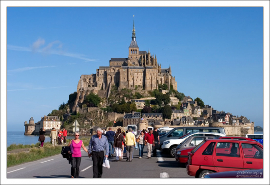 Аббатство Ла-Мервей (в переводе - “чудо”) было воздвигнуто всего за 17 лет (XIII век).