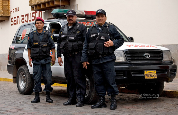 Эти бравые парни с удовольствием фотографировались на фоне новой полицейской Тойоты.