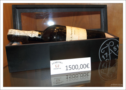 Винтажная бутылка портвейна от компании "Ferreira". Вила-Нова-де-Гайа.