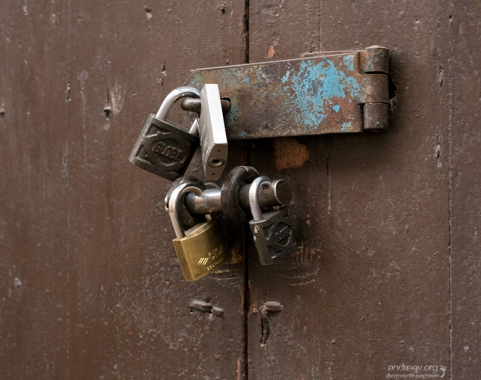 Многие заведения в городе пытались максимально отгородиться от окружающего мира.